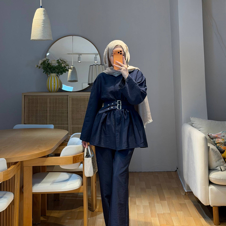 Kemer Detaylı Lacivert Takım