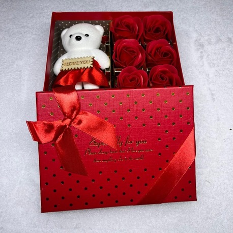 I Love You Temalı Peluş Ayıcık ve Kırmızı Gül Hediye Kutusu