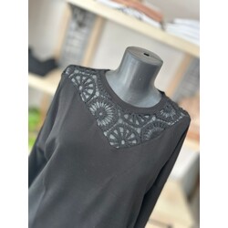 Siyah yaka detaylı sweat