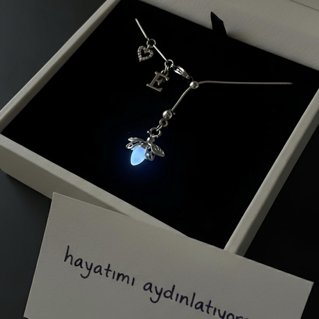 Karanlıkta parlayan ateş böceği kolye
