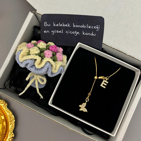 Kelebek asansör kolye ve gül buketi hediye seti