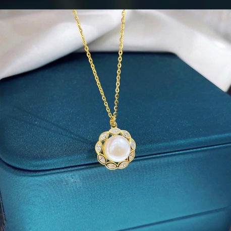 Silver pearl necklace