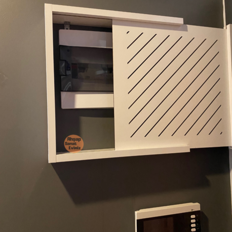 SÜRGÜLÜ ELEKTRİK PANO DUVAR DÜZENLEYİCİ YAN ÇİZGİ MODEL BEYAZ