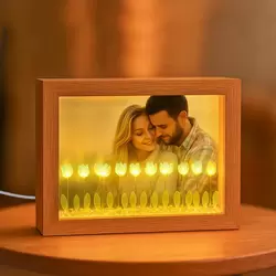 Fotoğraf Çerçevesi - Ahşap Işıklı ve Lalelerle Süslenmiş Çerçeve