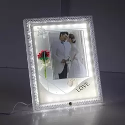 Fotoğraf Çerçevesi - Ledli Tektaş Yüzük ve Yapay Çiçekle Süslü Çerçeve