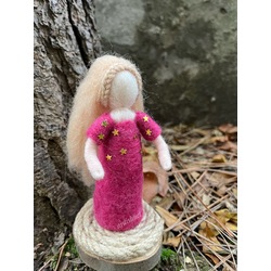 Pembe elbiseli keçe kız