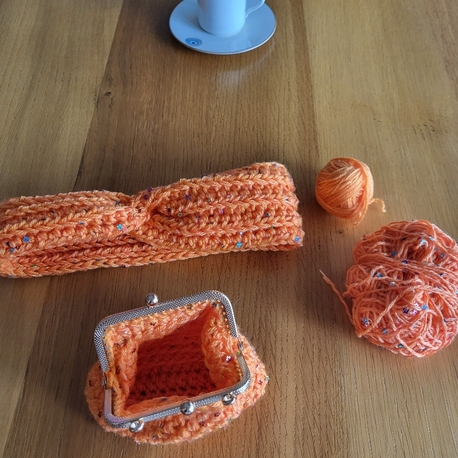Turuncu Pullu Örgü Set – Cüzdan, Saç Bandı ve Kulaklık Kılıfı