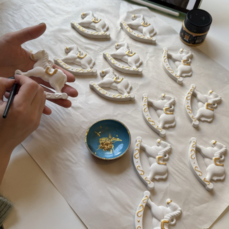 Beyaz gold detaylı at hediyelik