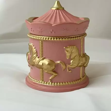 El Yapımı Pembe & Altın Atlı Karınca Temalı Cheesecake Kokulu %100 Soya Mum (Kutulu)