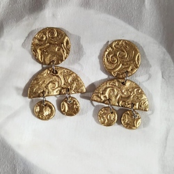 Sallantılı kabartmalı seramik küpe