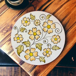 El Yapımı Çini Nihale (Motif: Sarı Çiçekler Yonca)