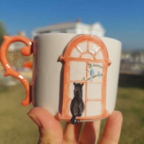 Pencere Önünde Kuşları İzleyen Siyah Kedili Kupa - 200 ml