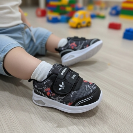 ÖRÜMCEK ADAM DESENLİ BEBEK IŞIKLI AYAKKABI