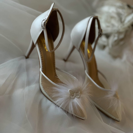 Beyazın Büyüsü: Tüylü ve Kelebekli Özel Tasarım Stiletto