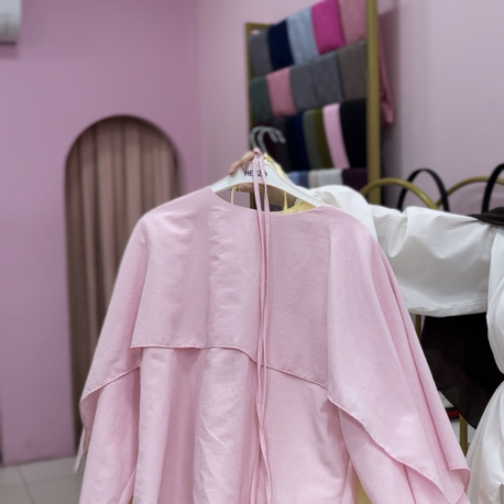 Pembe pelerin etek üstü