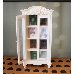minyatür beyaz kitaplık ve 8 adet dini kitap 