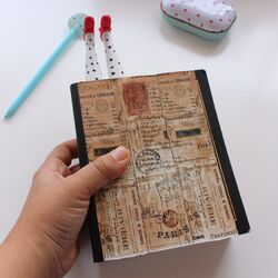 modern beyaz kitap ayracı kırmızı ayakkabılı 
