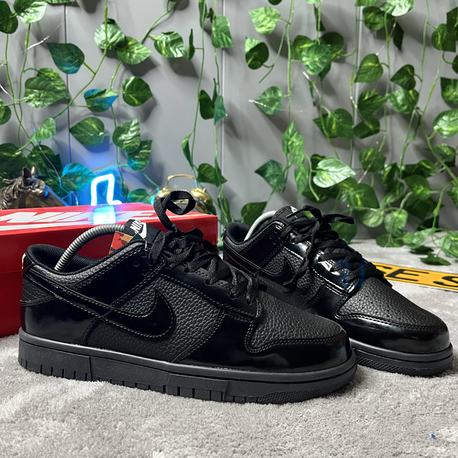 Nike Dunk Low. Parlak siyah
