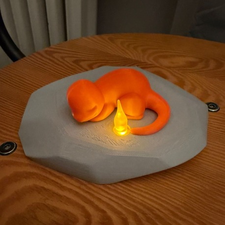 Uyuyan Charmander Tasarımlı LED Mumluk – Dekoratif Ortam Aydınlatma & Hediye Seçeneği