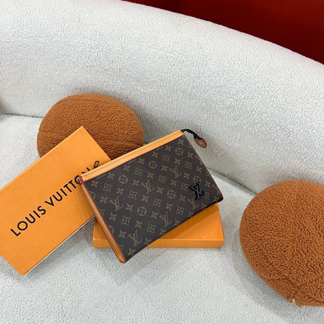 LOUİS VUİTTON CLUTCH