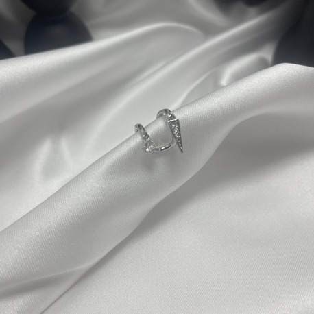 Spike Shine Küpe – Taş ve Uç Detaylı Geçirmeli Silver