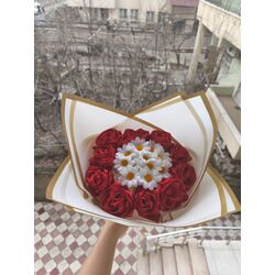papatyalı kırmızı solmayan gül buketi 