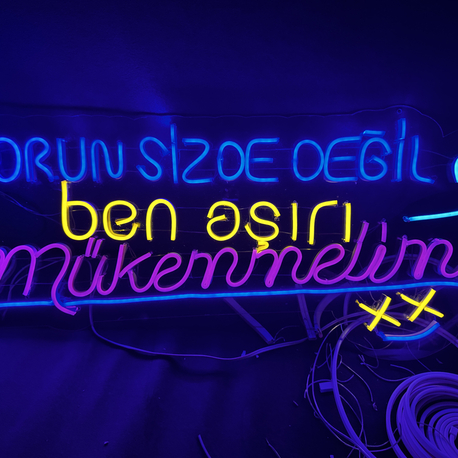 Neon Tabela (Sorun sizde değil ben aşırı mükemmelim)