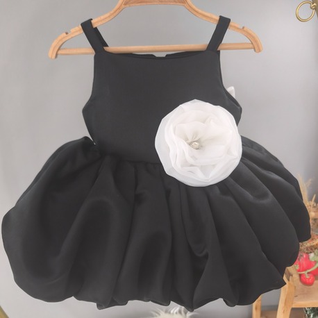 Siyah, beyaz gül detaylı elbise 