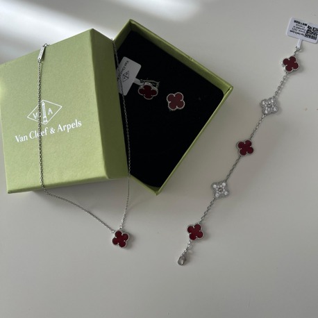 Van Cleef & Arpels Bileklik Kolye Küpe Seti