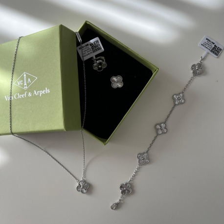 Van Cleef & Arpels Bileklik Kolye Küpe Seti