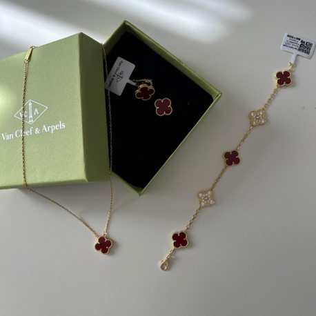 Van Cleef & Arpels Bileklik Kolye Küpe Seti