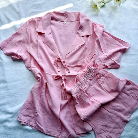 PUDRA PEMBE ÖNDEN BAĞLAMALI ŞORTLU TAKIM