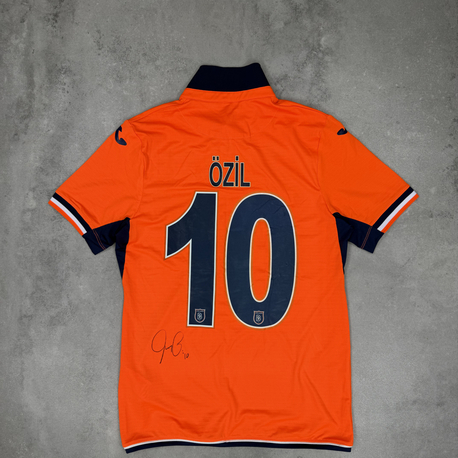 Mesut özel İstanbul Başakşehir imzalı forma 