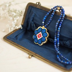 Gül Deseni İşlemeli Lapis Lazuli Taşlı Kolye