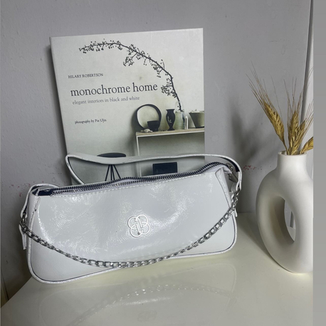 Beyaz Parlak Deri Zincir Detaylı Omuz Çantası – Slim Shoulder Bag