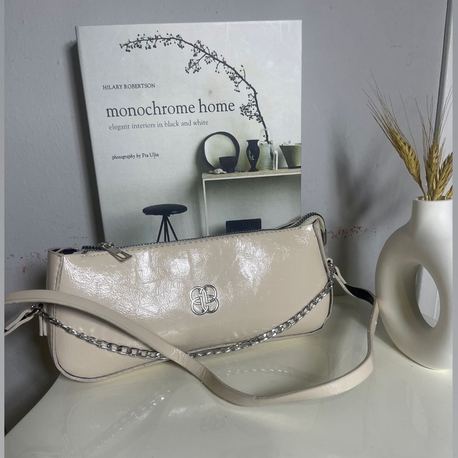 Bej Parlak Deri Zincir Detaylı Omuz Çantası – Slim Shoulder Bag