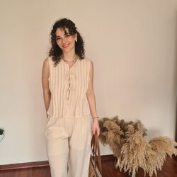 ÖNDEN BAĞLAMALI PİLİSELİ BLUZ-PANTOLONLU TAKIM