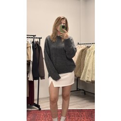 Beyaz yırtmaçlı etek