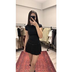 Siyah kemerli pileli etek 