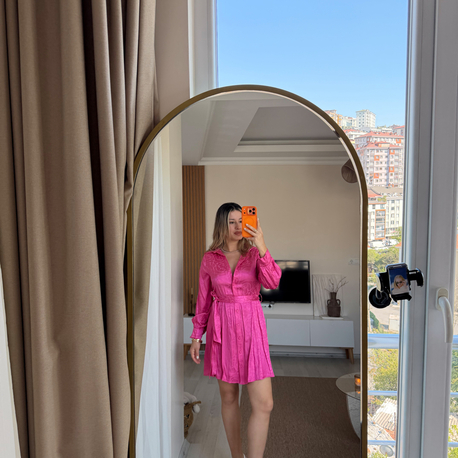 Pembe elbise kemerli
