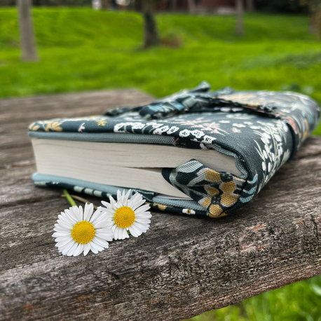 Çiçek Desenli Kitap Kılıfı