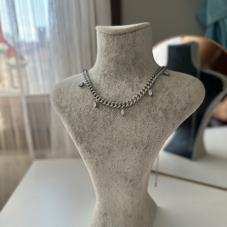 Taşlı Helen silver renk çelik kolye 