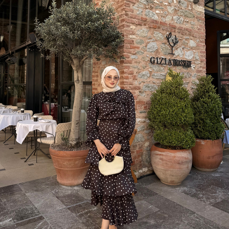 Puantiyeli kat kat etekli takım kahverengi