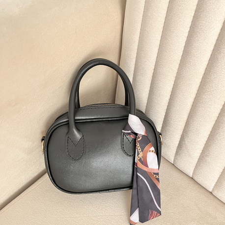 Fularlı siyah mini bag