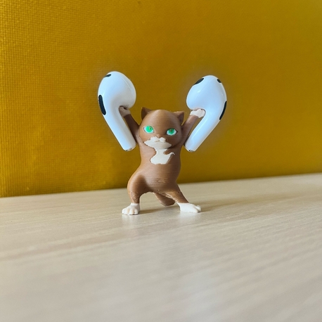 Kulaklık tutan mini kedi