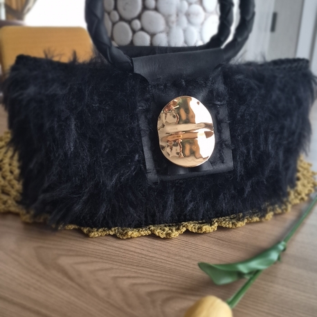Kara kedi.