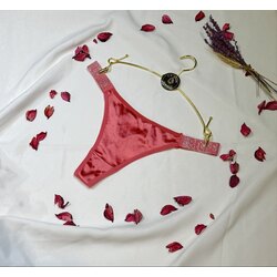 Kutubxonadagi stol tagida panties bor