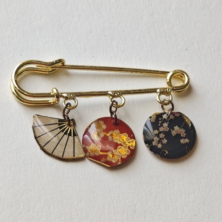 Reiwa Kiku Omamori -İskoç iğne broş 
