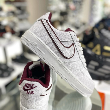 Nike Air Force 1 '07 – Beyaz / Bordo Detaylı Sneakers