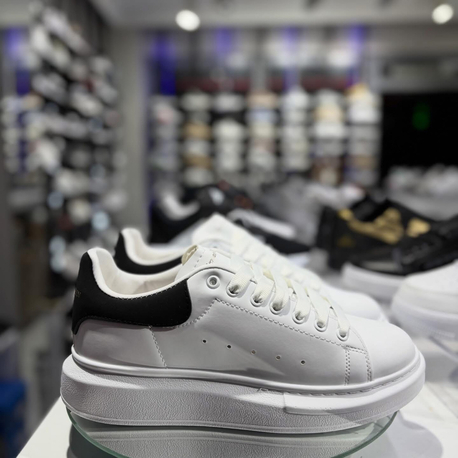 Alexander McQueen Kalın Tabanlı Beyaz / Siyah Detaylı Sneakers